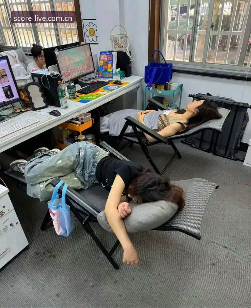 那天晚上十一点，林逸瘫在沙发里刷手机，电视上正播着曼联对利物浦的赛前分析。他媳妇从卧室探出头喊了一声：明天早班，声音小点。林逸点点头，把手机调成静音，突然想起白天同事说的一款软件——不就是那次聚餐时聊的“足球比分手机版”。他随手在App Store搜了搜，果然排在第七八个的是一个叫CN站的版本，绿色图标，下载量才两万多。鬼使神差，他点了“获取”。46.2 MB，安装完毕已是深夜。他没想到，一个看比分的应用，竟让他在后半夜彻底改了对移动端赛事的看法。